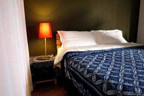 Sleepy Downtown Lakeside Hostel *